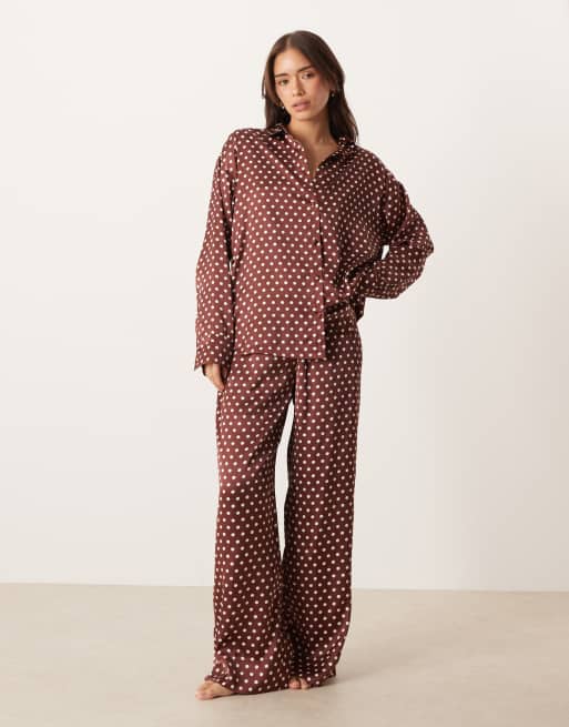 ASOS DESIGN – Satin-Pyjama in Braun mit Polka Dots aus Hemd und Hose