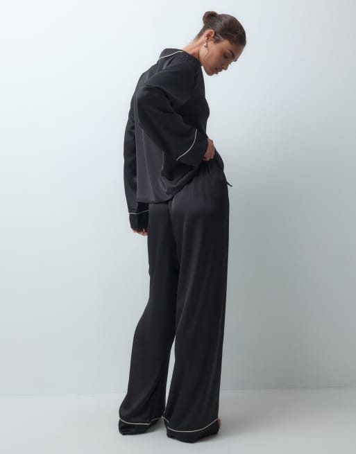ASOS DESIGN Satin-Pyjamahemd und -Hosen-Set in Schwarz, 4 von 5