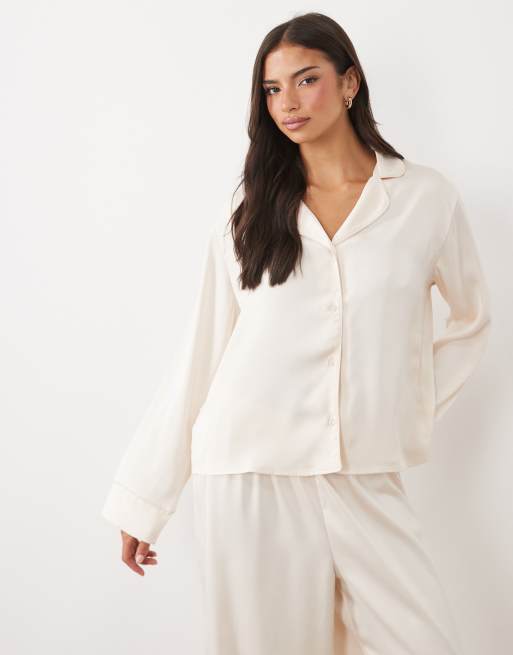 ASOS DESIGN satin pyjamasskjorte og buksesæt i oyster, 2 af 4