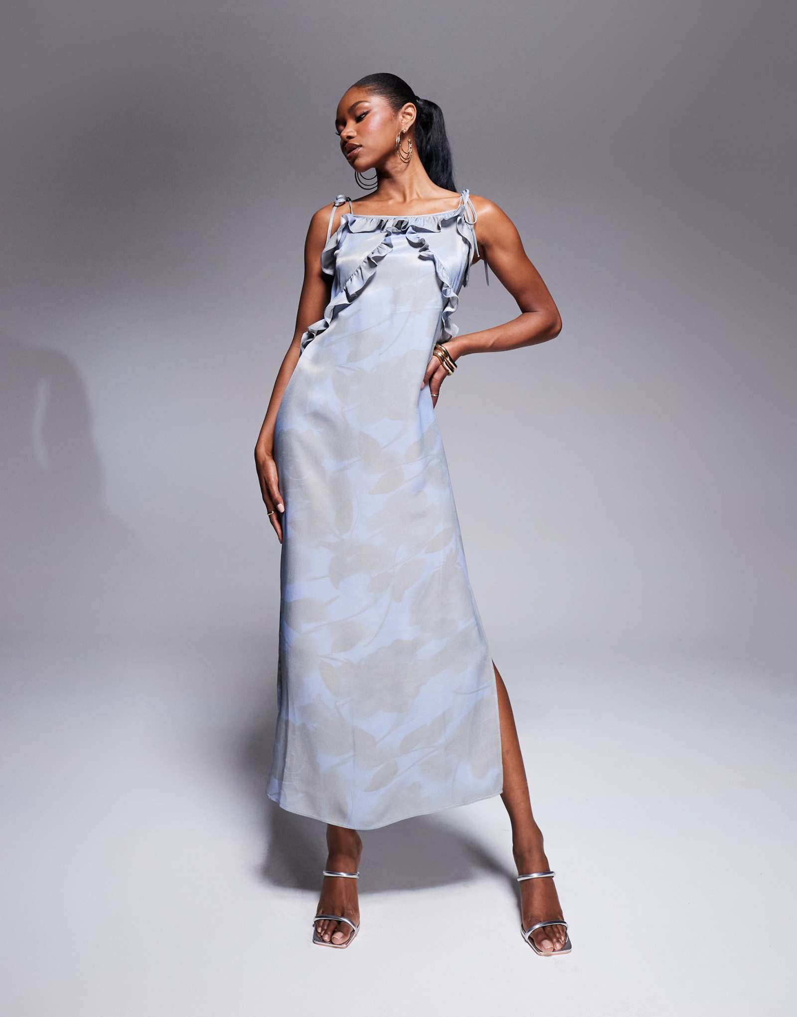 ДИЗАЙНЕРСКОЕ атласное платье-комбинация макси с рюшами ASOS DESIGN синего цвета в цветочек