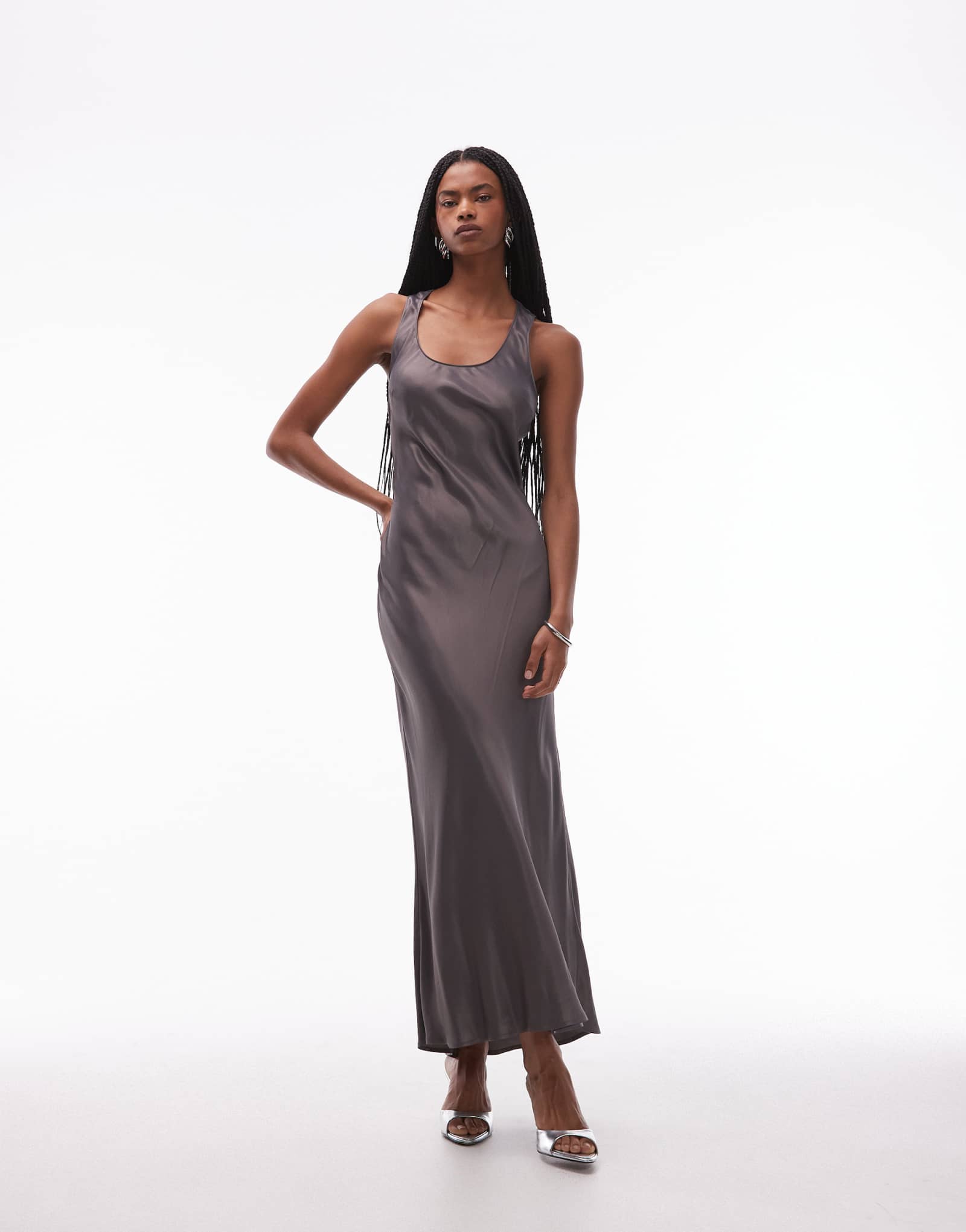 ДИЗАЙНЕРСКОЕ атласное макси-платье ASOS с круглым вырезом горловины цвета древесного угля