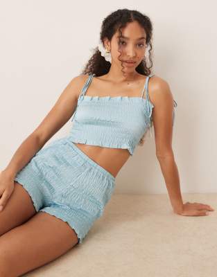 ASOS DESIGN - Satin-Set aus Cropped-Trägertop und Shorts in Aqua-Blau mit Strukturmuster