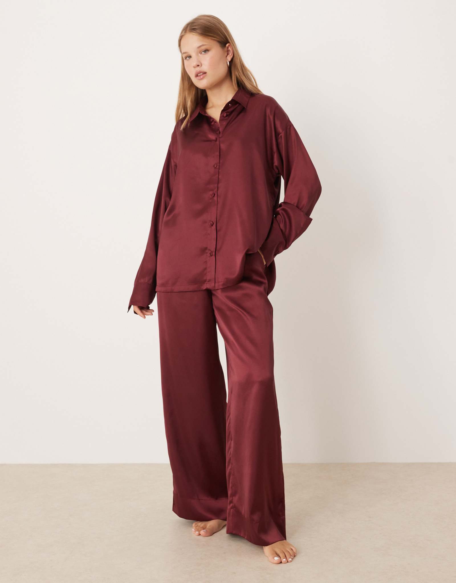 Пижамный комплект из атласной рубашки и брюк ASOS DESIGN бордового цвета