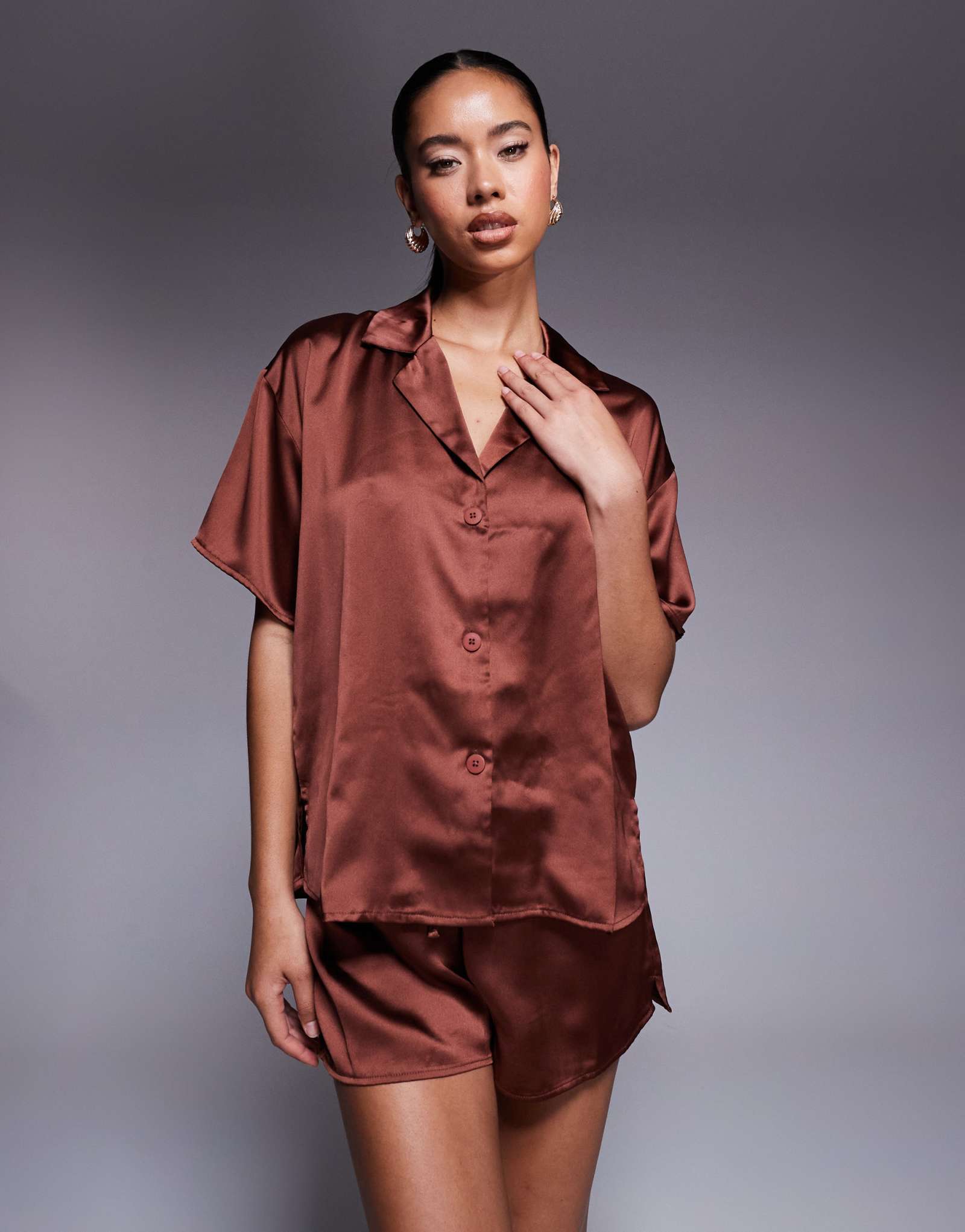 Дизайнерская атласная рубашка ASOS с коротким рукавом коричневого цвета - часть комплекта