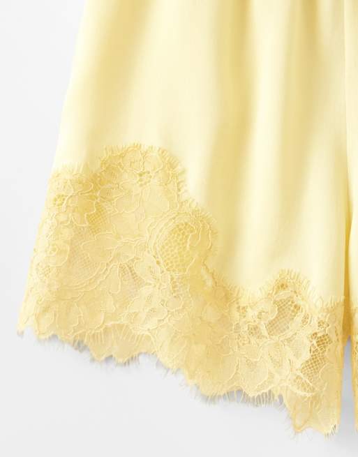 ASOS DESIGN – Satin-Shorts in Buttergelb mit Spitzenborte und Kordelzugbund, 9 von 9