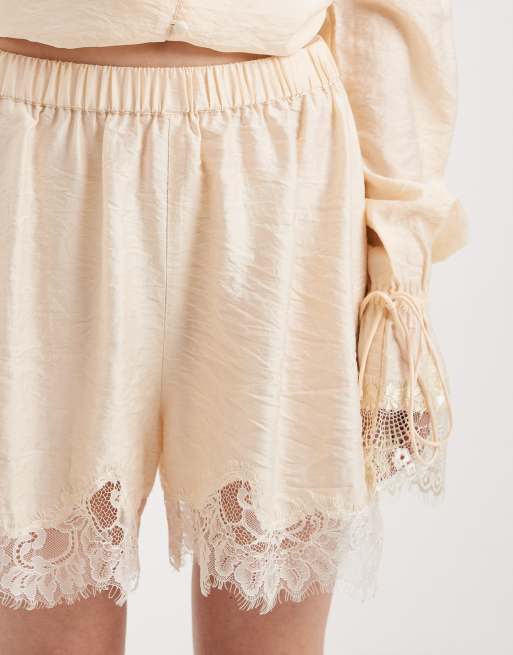 ASOS DESIGN – Satin-Shorts in Champagner mit Spitzenbesatz, Kombiteil, 5 von 5