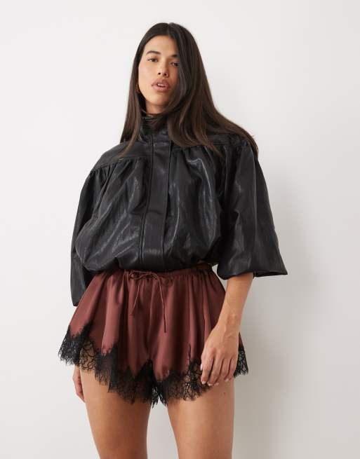 ASOS DESIGN satin shorts med løbesnor i taljen, flagrende, i chokolade med sort blondet kant, 2 af 5