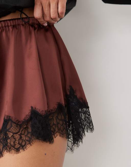 ASOS DESIGN satin shorts med løbesnor i taljen, flagrende, i chokolade med sort blondet kant, 3 af 5
