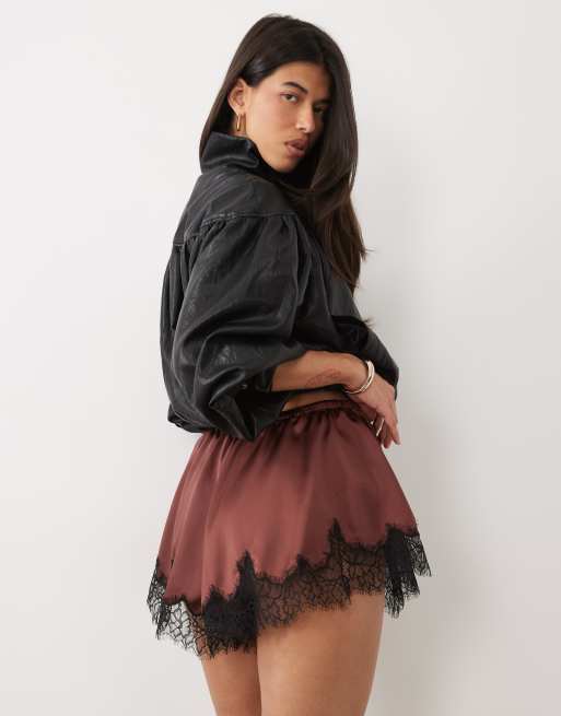 ASOS DESIGN satin shorts med løbesnor i taljen, flagrende, i chokolade med sort blondet kant, 4 af 5