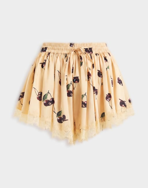 ASOS DESIGN Satin-Shorts mit Spitzenbesatz und Volumen in Kirschprint, 7 von 10