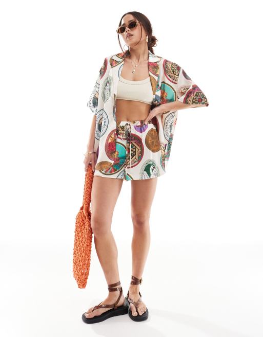 ASOS DESIGN – Satin-Shorts mit Teller-Prints, Kombiteil