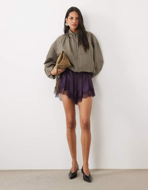 ASOS DESIGN Satin-Shorts mit Tunnelzugbund, locker fallend, in Lila mit Spitzenbesatz, 3 von 5