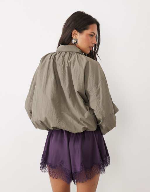 ASOS DESIGN Satin-Shorts mit Tunnelzugbund, locker fallend, in Lila mit Spitzenbesatz, 4 von 5