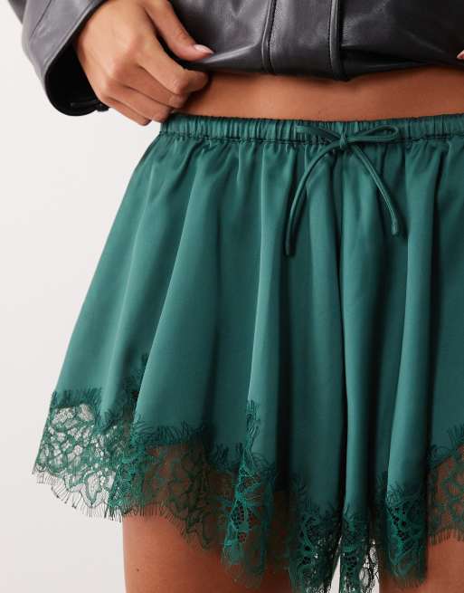 ASOS DESIGN Satin-Shorts mit Tunnelzugbund, locker fallend, in Petrol mit Spitzenbesatz, 3 von 5