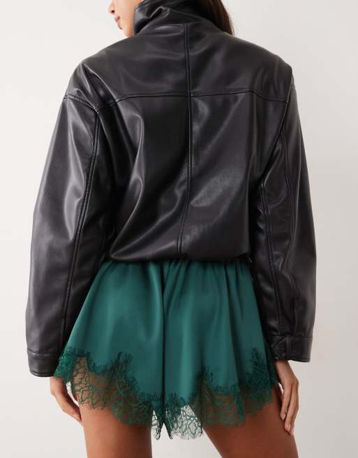 ASOS DESIGN Satin-Shorts mit Tunnelzugbund, locker fallend, in Petrol mit Spitzenbesatz, 4 von 5