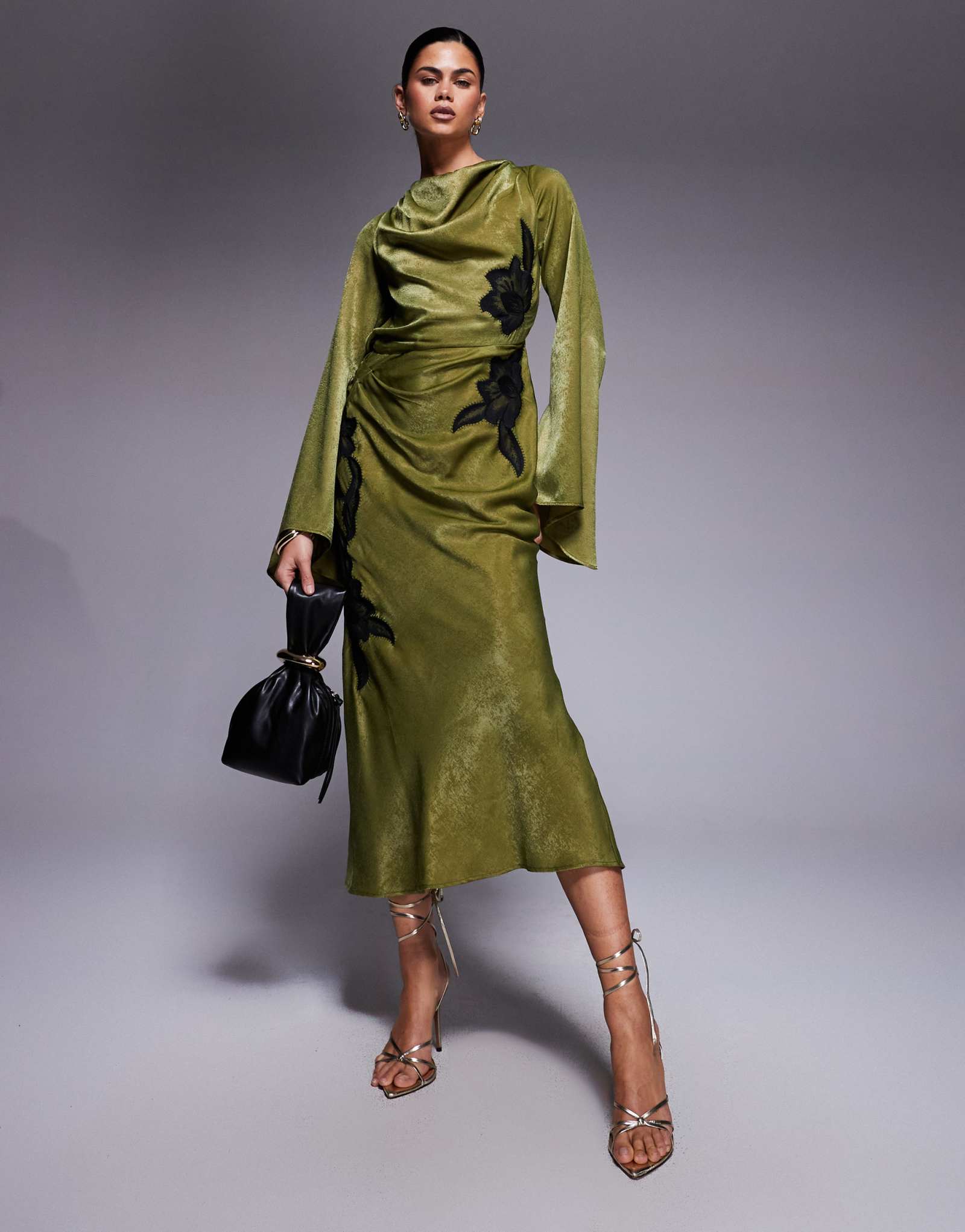 Дизайнерское атласное платье мидакси с вырезом лодочкой и цветочной кружевной аппликацией оливкового цвета от ASOS DESIGN