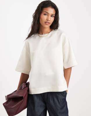ASOS DESIGN - Satin-T-Shirt in Elfenbein-Weiß