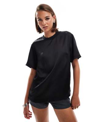 ASOS DESIGN - Satin-T-Shirt in Schwarz mit geripptem Ausschnitt