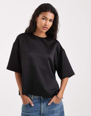 ASOS DESIGN - Satin-T-Shirt in Schwarz
