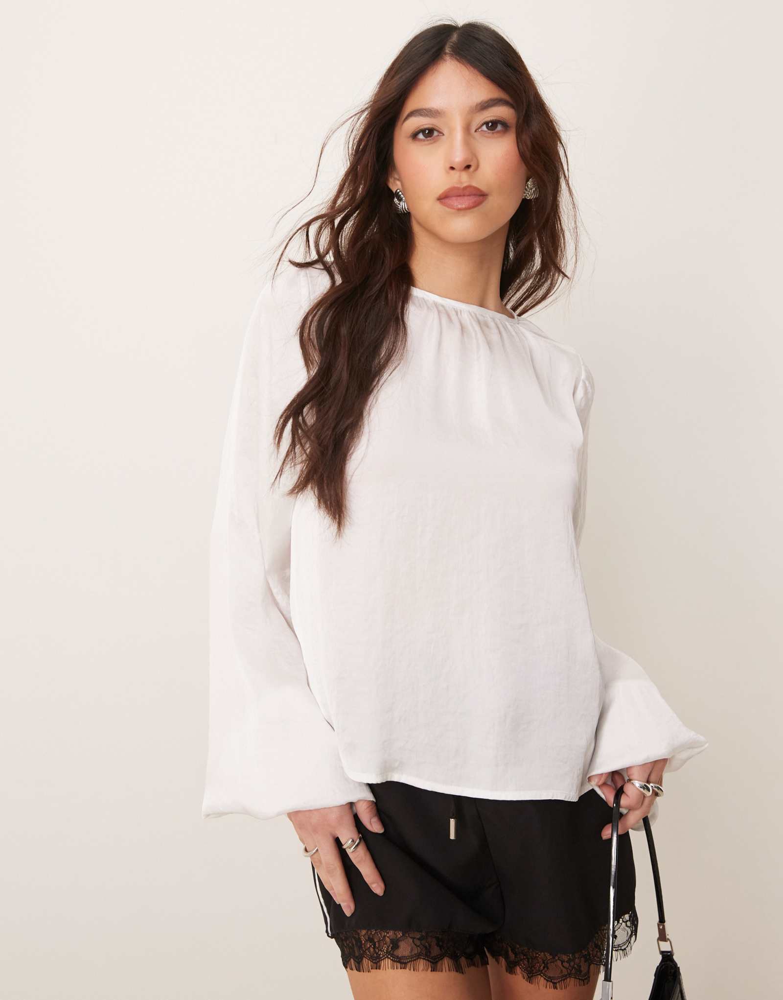 ДИЗАЙНЕРСКАЯ атласная блузка ASOS с объемными рукавами цвета слоновой кости