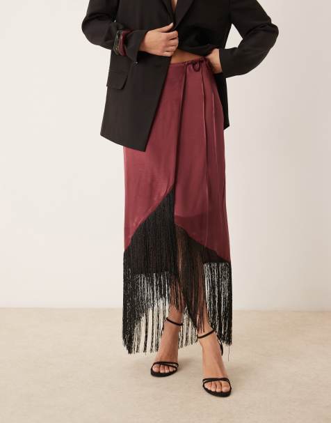 ASOS DESIGN – Satin-Wickelrock in Burgunderrot mit Fransensaum - view 1