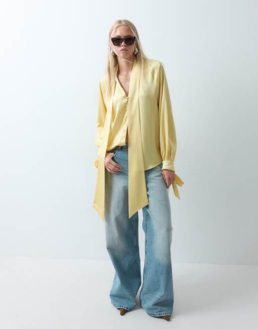 ASOS DESIGN satinblus med knytmanschetter, knytkrage och knäppning fram i buttermilk, 2 av 4
