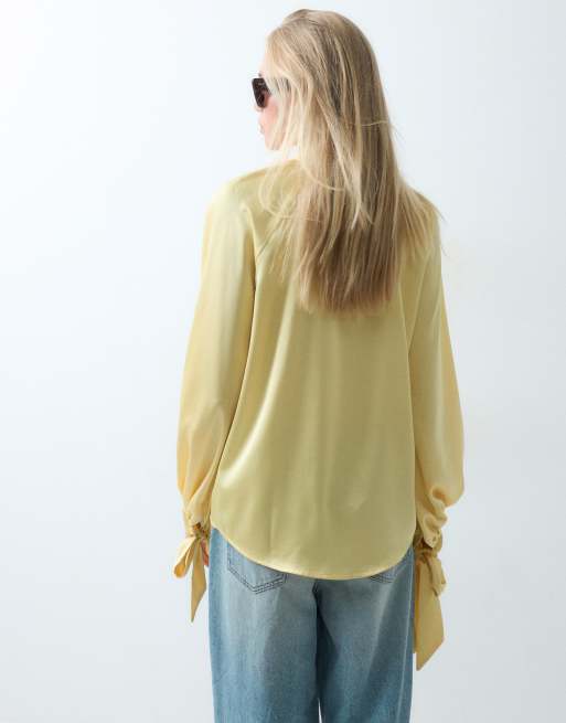 ASOS DESIGN satinblus med knytmanschetter, knytkrage och knäppning fram i buttermilk, 3 av 4