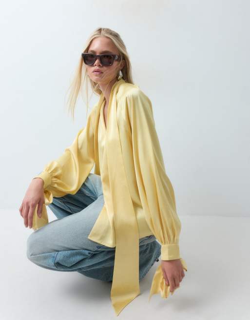 ASOS DESIGN satinblus med knytmanschetter, knytkrage och knäppning fram i buttermilk, 4 av 4