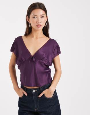 ASOS DESIGN - Satinbluse in Pflaumenlila mit Spitzenbesatz