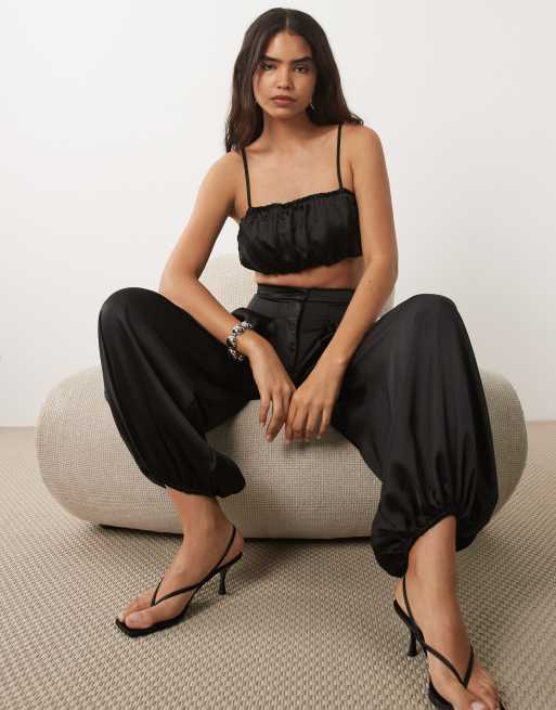 ASOS DESIGN satinbukser med bobleeffekt og plisseringer i sort, del af sæt, 2 af 5