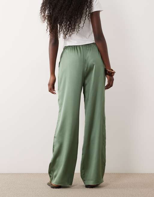 ASOS DESIGN satinbyxor med vida ben och resår i khaki, 3 av 5