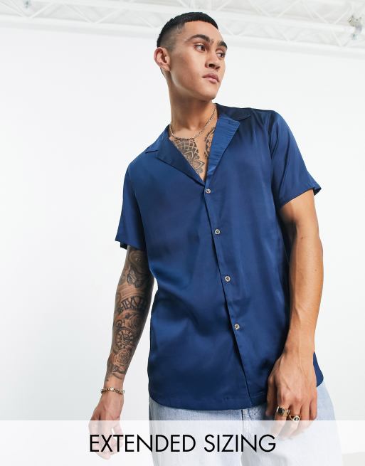 ASOS DESIGN – Satinhemd in Marineblau mit normalem Schnitt und langem Reverskragen
