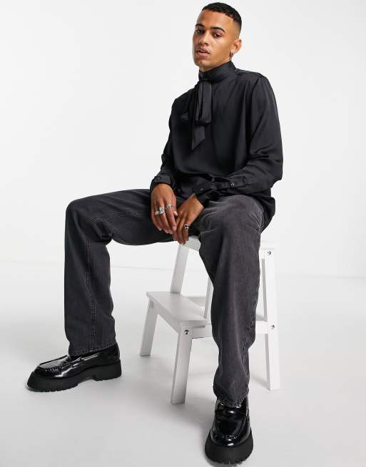 ASOS DESIGN – Satinhemd mit Schluppe am Ausschnitt in Schwarz 