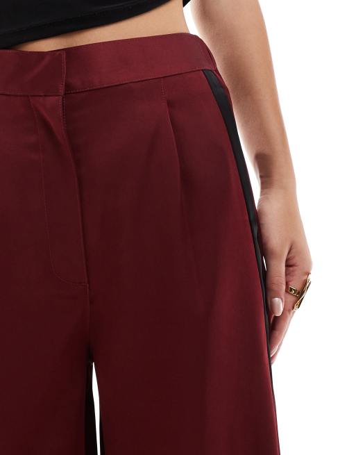 ASOS DESIGN – Satinhose in Burgunderrot mit Kontrastbahn, 4 von 5