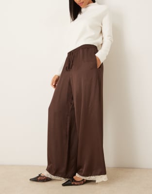 ASOS DESIGN - Satinhose in Schokobraun mit weitem Bein und Spitzenbesatz-Brown
