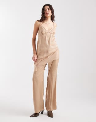 ASOS DESIGN - Satinhose zum Überziehen in Beige mit Knitterstruktur und weitem Schnitt-Neutral