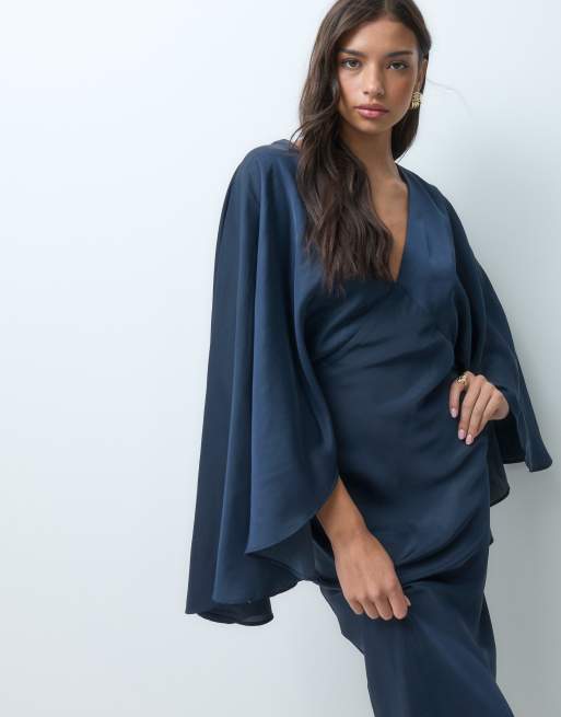 ASOS DESIGN satinkjole med flagermusærmer, svaj og skrå skæring i stålblå, 3 af 5