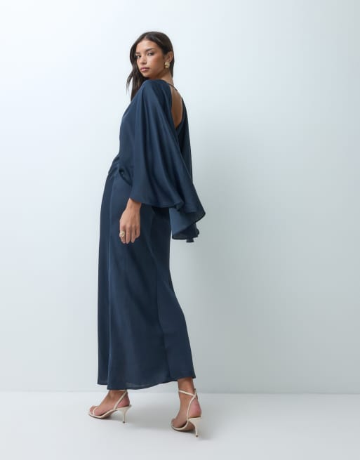 ASOS DESIGN satinkjole med flagermusærmer, svaj og skrå skæring i stålblå, 4 af 5