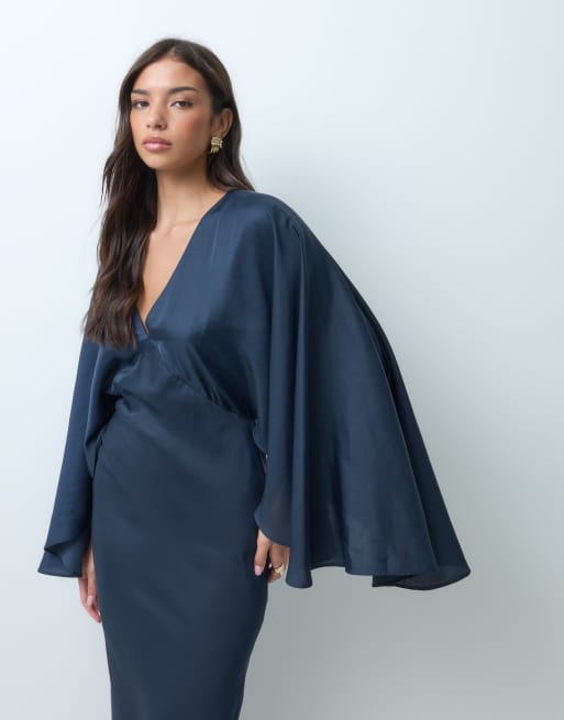 ASOS DESIGN satinklänning i maxilängd med batwingärm, diagonalskuren, stålblå, 5 av 5