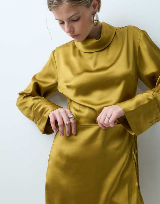 ASOS DESIGN satinminiklänning med hög krage och omlottkjol i ockra, 3 av 5