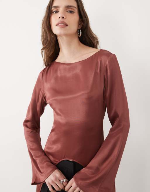 ASOS DESIGN satintopp med långa ärmar och asymmetrisk fåll i chokladbrun, 2 av 4