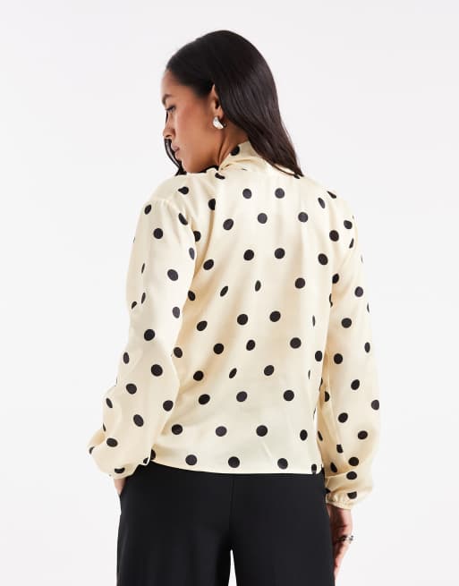 ASOS DESIGN – Satynowa bluzka w groszki z ozdobną apaszką, 2 z 4