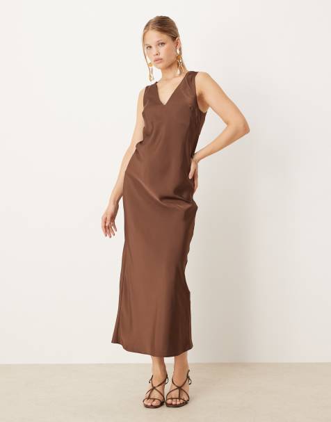 ASOS DESIGN – Satynowa czekoladowa sukienka midi na ramiączkach z dekoltem w kształcie litery V - view 1