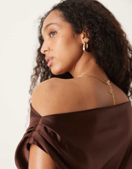 ASOS DESIGN – Satynowa czekoladowa sukienka mini na jedno ramię z drapowaniem, 2 z 4
