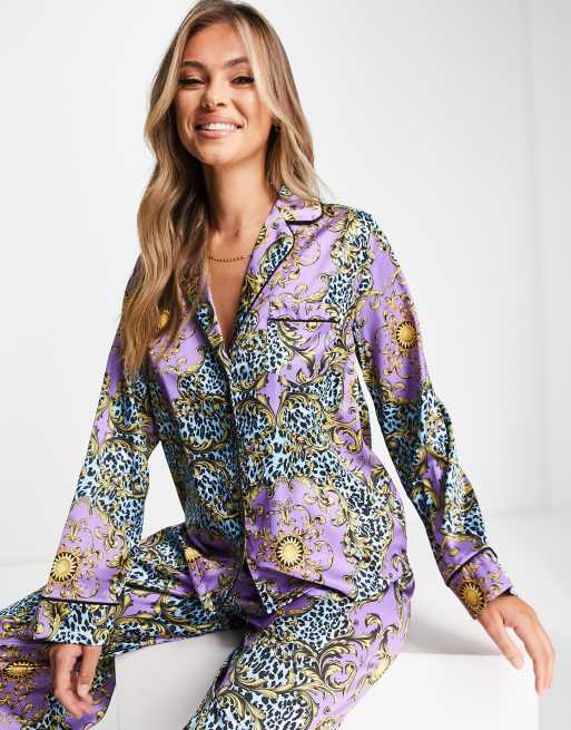 ASOS DESIGN – Satynowa fioletowa piżama z koszulą i spodniami w barokowy wzór w cętki