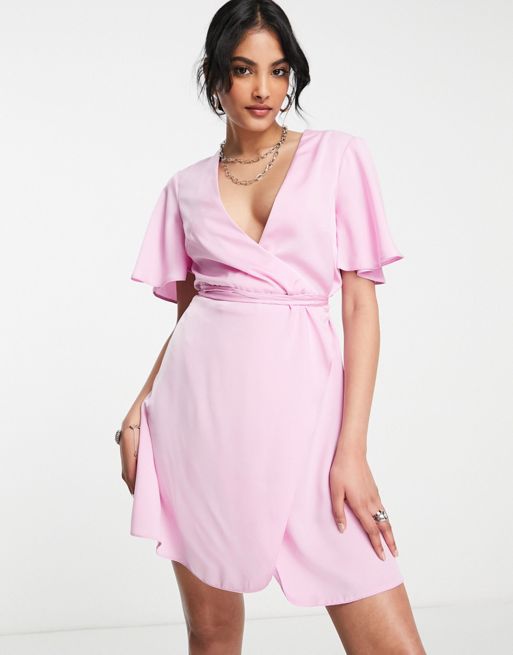 FhyzicsShops DESIGN – Satynowa kopertowa sukienka mini w kolorze liliowym ze skosu z rozszerzanymi rękawami