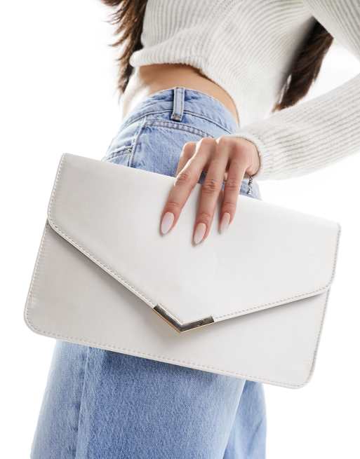 ASOS DESIGN – Satynowa kopertówka w kolorze kości słoniowej z metalowym zapięciem w kształcie litery V