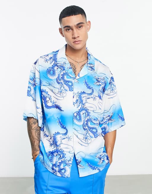 ASOS DESIGN – Satynowa koszula oversize we wzór ze smokami w stylu lat 2000. z obniżoną linią ramion i kołnierzykiem kubańskim