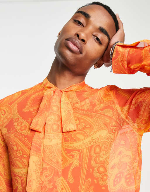 ASOS DESIGN – Satynowa koszula z kokardą pod szyją i obszernymi rękawami z obcisłym mankietem we wzór paisley – ORANGE