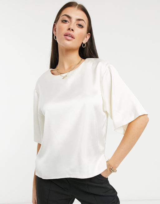 ASOS DESIGN – Satynowa koszulka w kolorze kremowym
